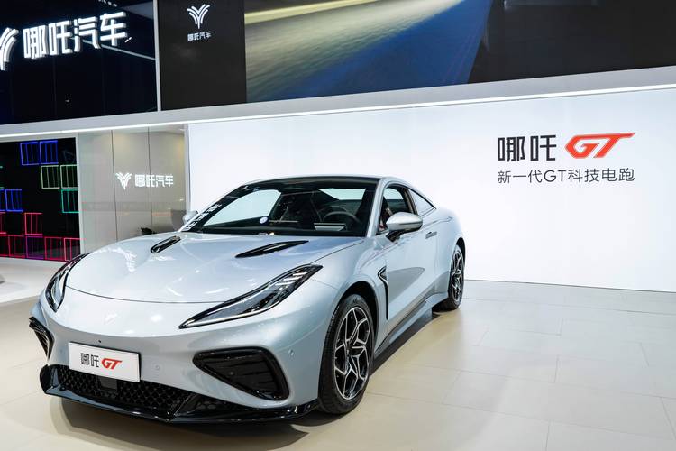 佛山329哪吒汽车在智能汽车领域的表现，领途汽车在新能源汽车市场中的影响力